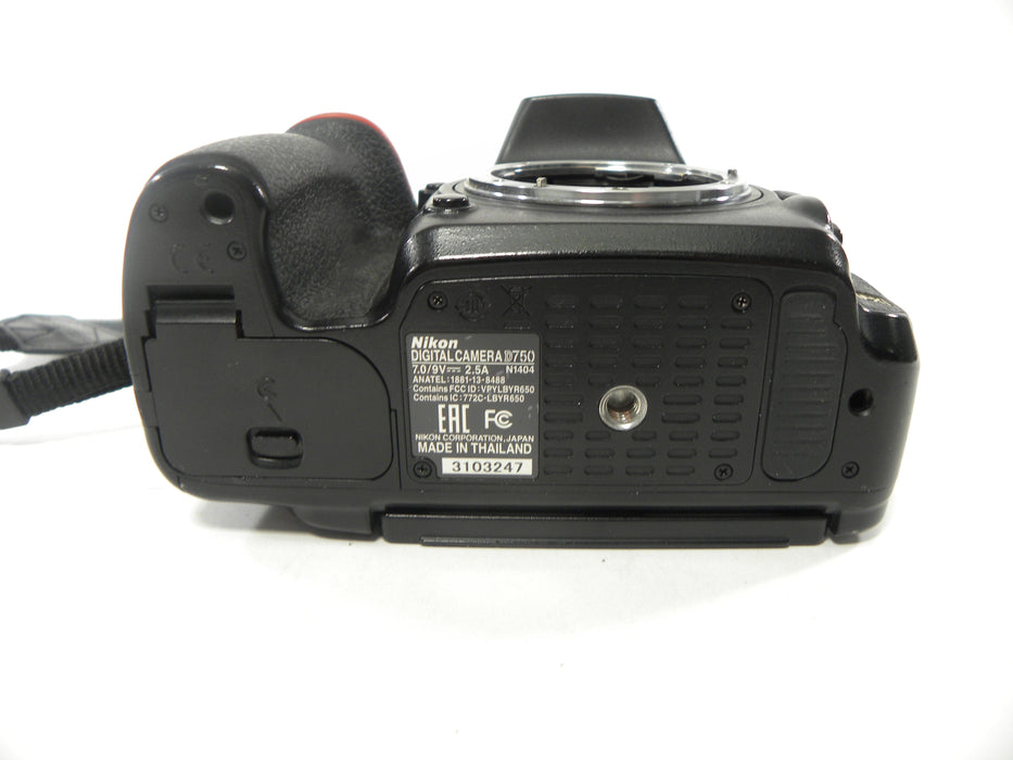 Nikon D750 24.3mp Digital SLR body only Shutter Ct. 107,825 Parts or Repair