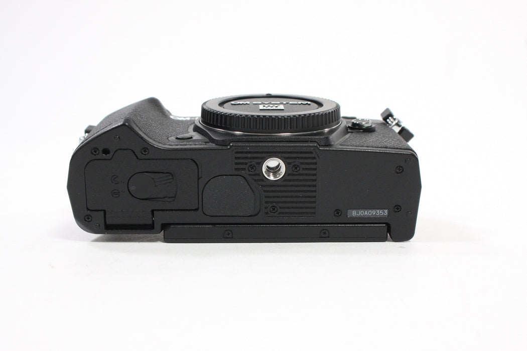 Olympus OM-5 Mirrorless Digital Camera Body with Shutter Count 564