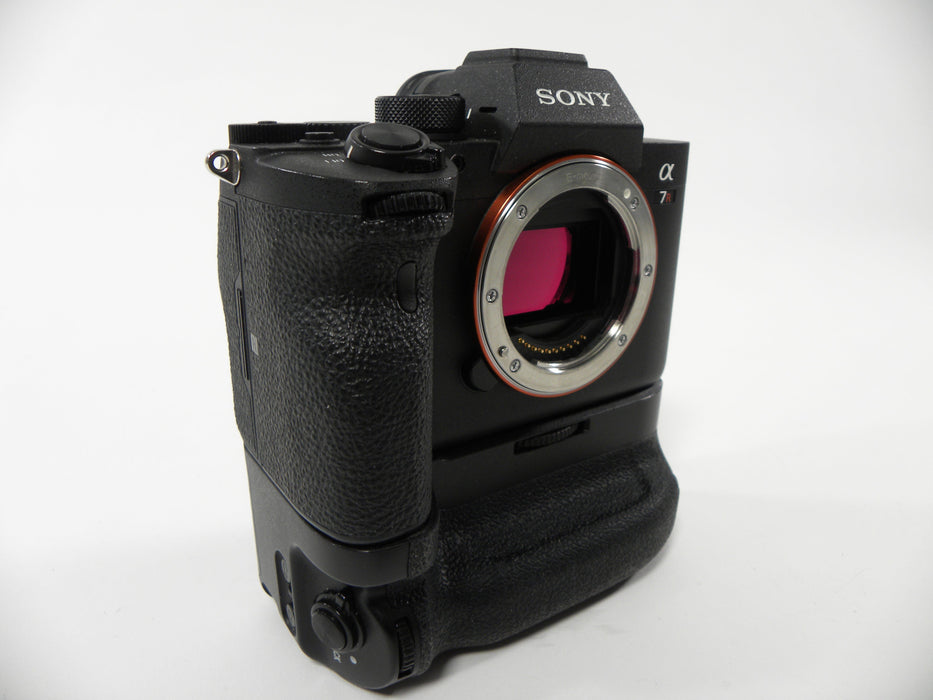 Sony a 7R IV 61.0mp Digital Mirrorless Camera Body only Shutter Ct. 5,304