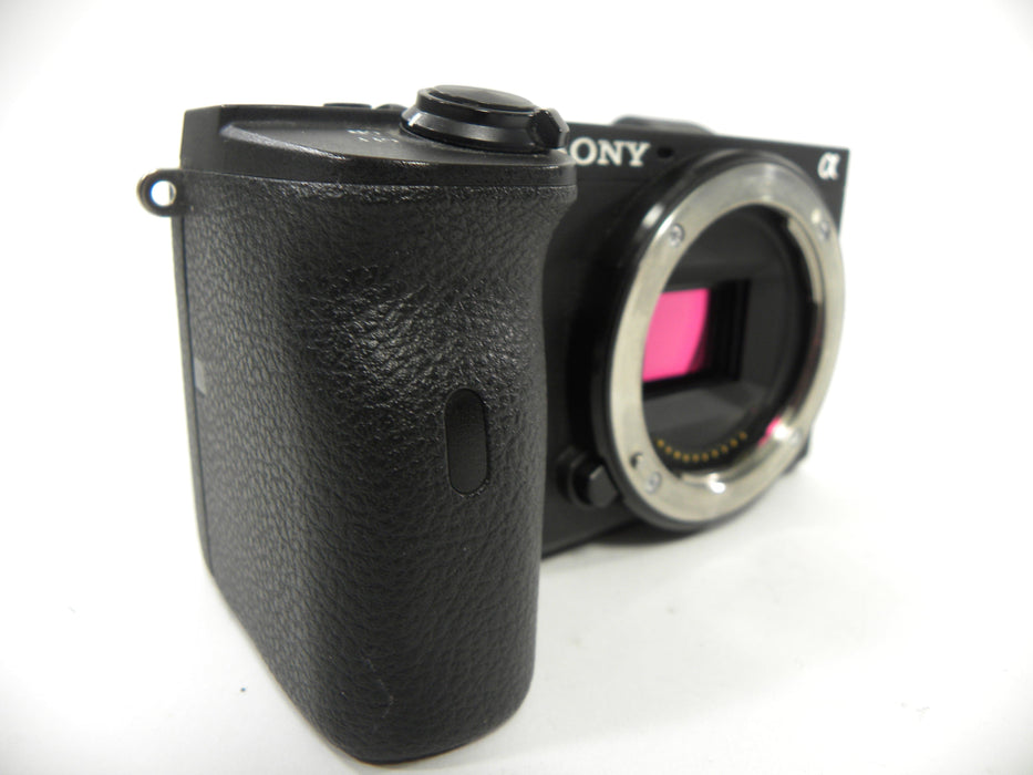 Sony a6600 24.2mp Digital Mirrorless Camera Body Only Shutter Ct. 977