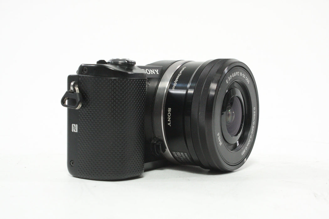 Sony Alpha a5000 Camera with 16-50mm f.3.5-5.6 Power Zoom Lens Shutter Count ONLY 768