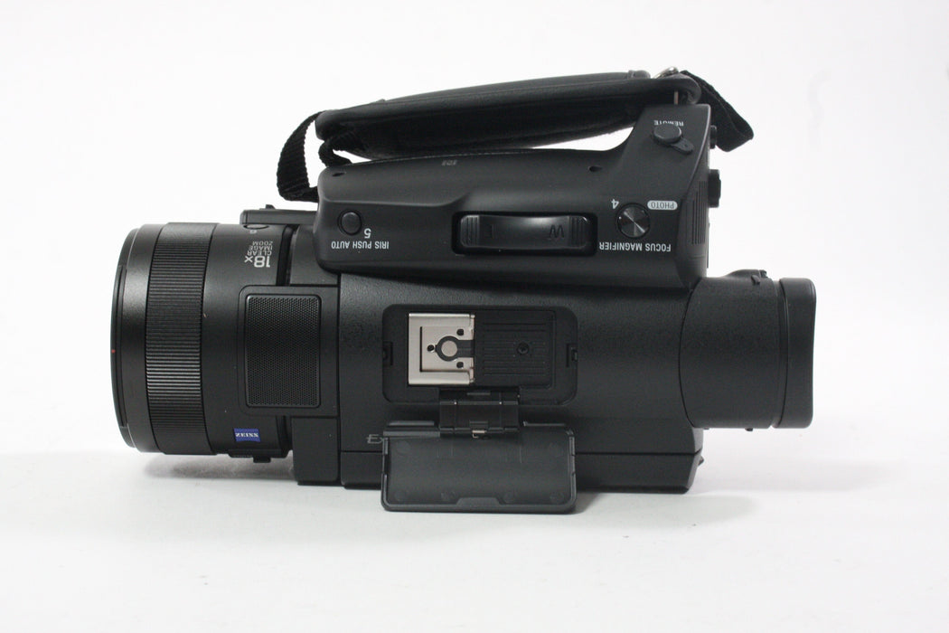 Sony FDR-AX700 Handycam IN BOX