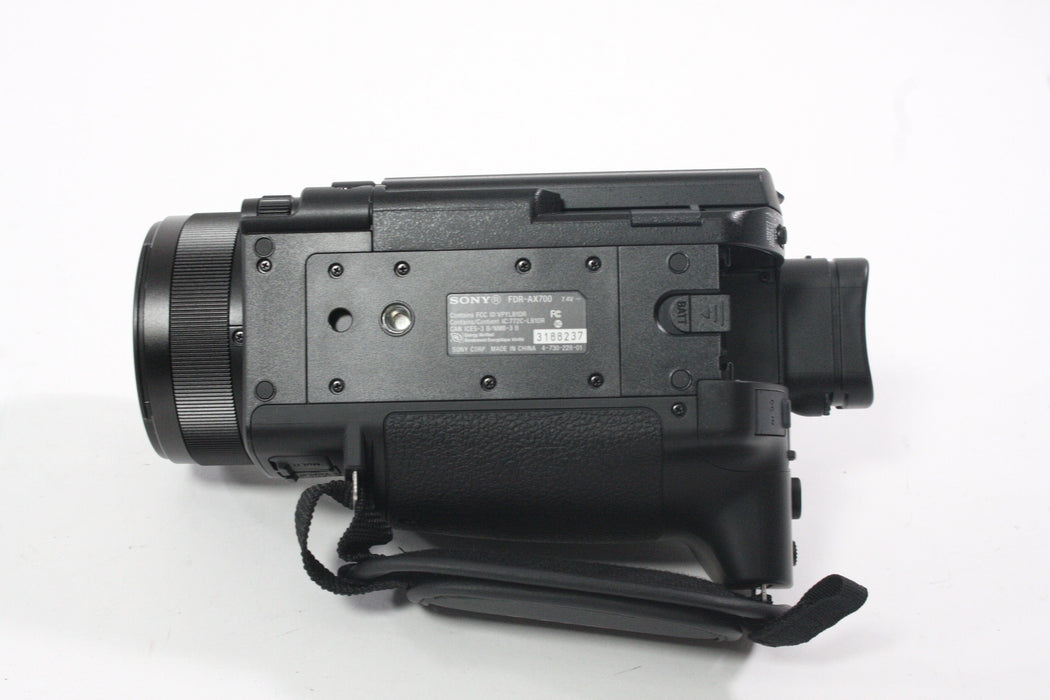 Sony FDR-AX700 Handycam IN BOX